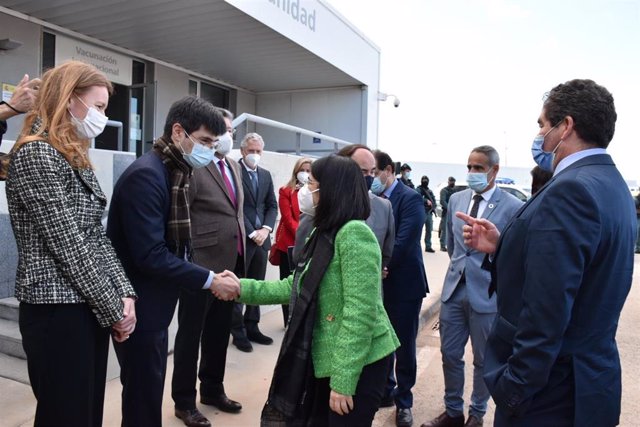 La ministra de Sanidad, Carolina Darias, durante su visita a Sanidad Exterior en Algeciras.