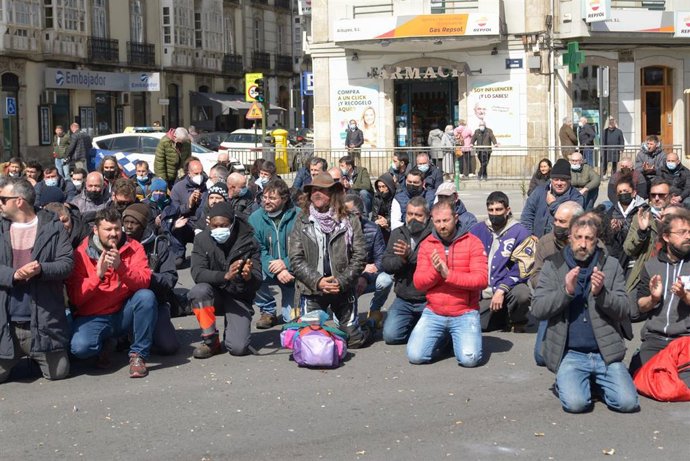 La manifestación de los trabajadores de las empresas auxiliares de la refinería de A Coruña celebrada este viernes ha acabado con una concentración ante la Delegación del Gobierno de Galicia