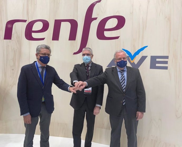 El presidente de B-Travel, Martí Sarrte; el presidente de Renfe, Isaías Táboas, y el director general de Fira de Barcelona, Constantí Serrallonga.