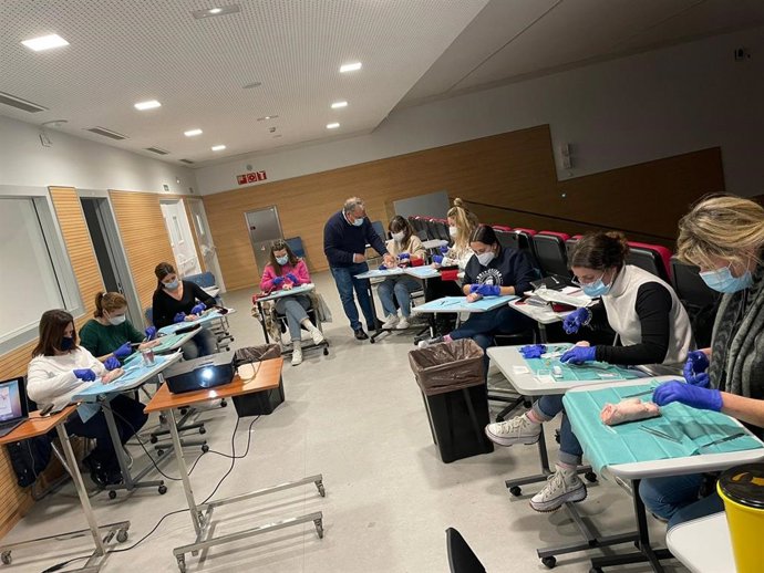 Curso de cirugía menor en el Hospital de La Línea.