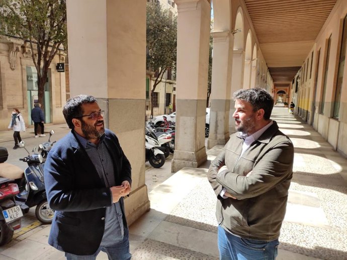 El senador de MÉS, Vicen Vidal, junto con el coordinador general de la formación, Lluís Apesteguia, frente al Parlament balear.