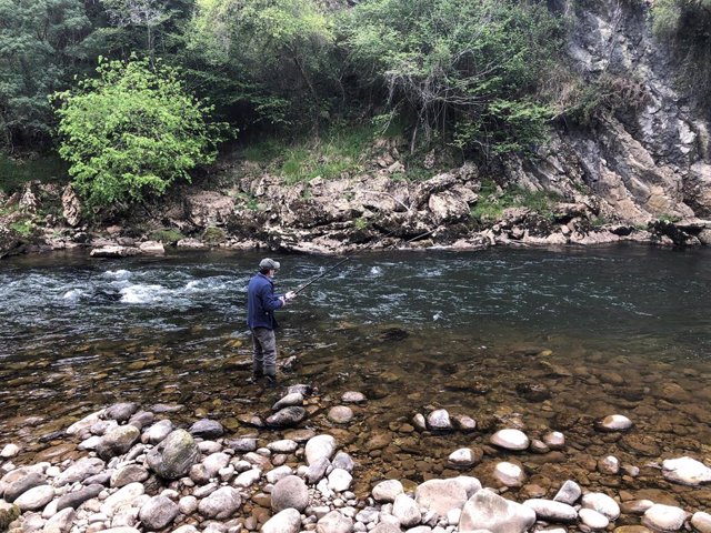 Pescador en un río