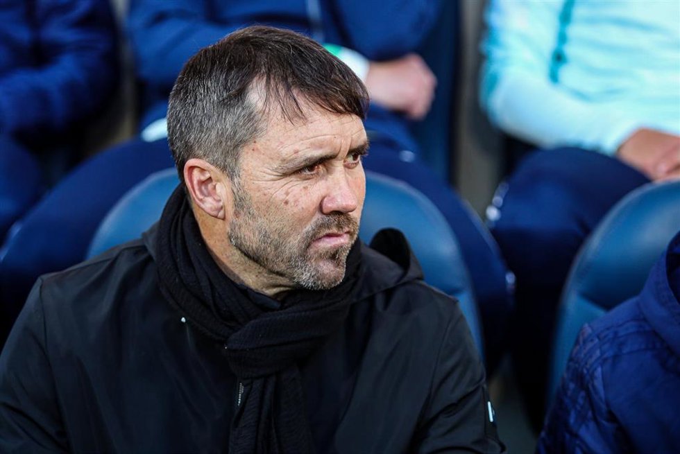 El entrenador del RC Celta, Eduardo Coudet, antes del inicio del partido ante el Villarreal en el Estadio de la Cerámica de LaLiga Santander 2021-2022.