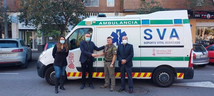 Acto de entrega de la ambulancia SVA que enviará la Generalitat a Ucrania, donada por CSA Ambulancias y que llevarán scouts ucranianos.
