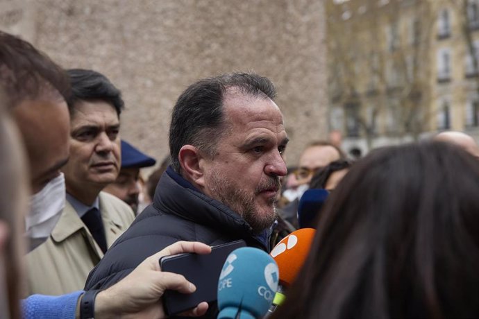 El presidente del Partido Popular del País Vasco, Carlos Iturgaiz, atiende a los medios a su llegada a una manifestación a favor de las víctimas del terrorismo, en la Plaza de Colón, a 22 de marz