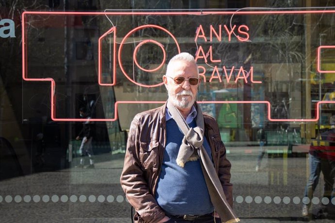 El historietista y pintor Nazario ante la Filmoteca de Catalunya