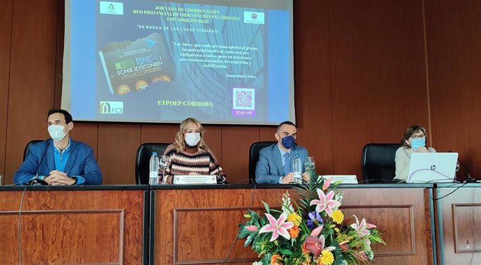 La delegada territorial de Educación y Deporte de la Junta en Córdoba, Inmaculada Troncoso, y el de Igualdad, Políticas Sociales y Conciliación, Antonio López (izda.), en la inauguración de las jornadas.