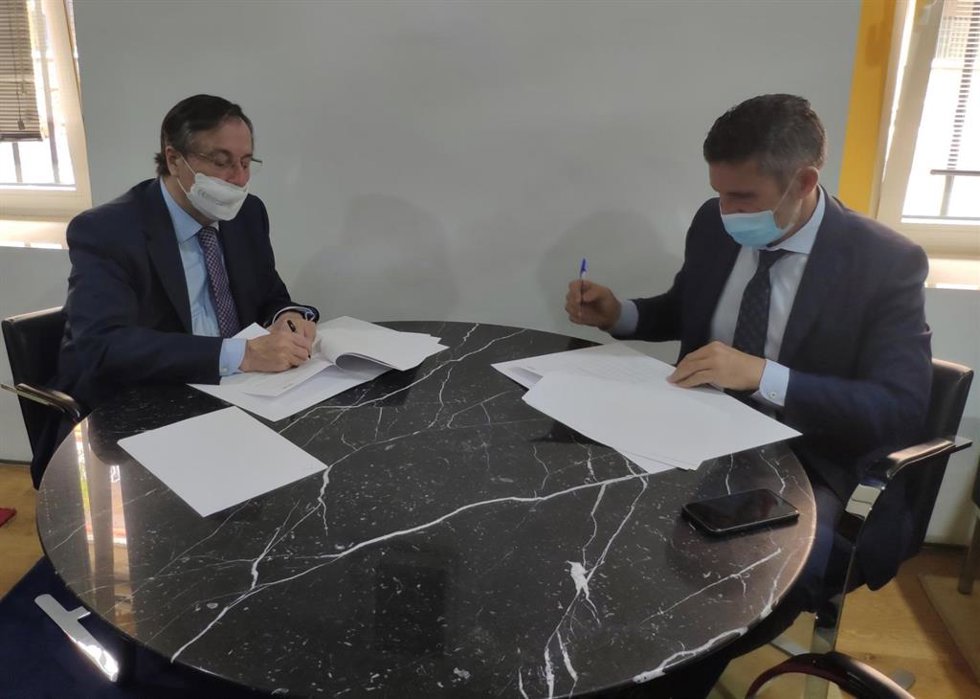 El presidente del Colegio de Dentistas de Sevilla, Luis Cáceres, y el secretario general de ATA, José Luis Perea.