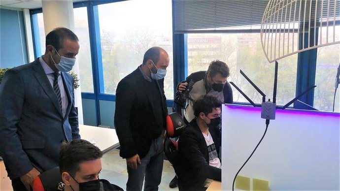 El director del INFO, Joaquín Gómez, ha visitado Cibinar, una de las empresas líderes a nivel regional en el ámbito de la ciberseguridad.