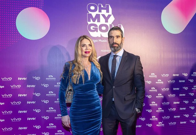 Fernando Sanz junto a su mujer Ingrid Asensio en la presentación de  Oh My Gol! LaLiga Music Experience