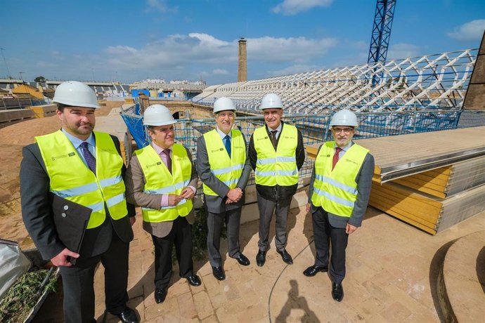 El alcalde Antonio Muñoz, con el embajador de Portugal, Joao Mira-Gomes; el delegado de Hábitat Urbano y Cohesión Social, Juan Manuel Flores; el delegado del Distrito Nervión, Francisco Páez, y el cónsul de Portugal en Sevilla, Joao Queiros.
