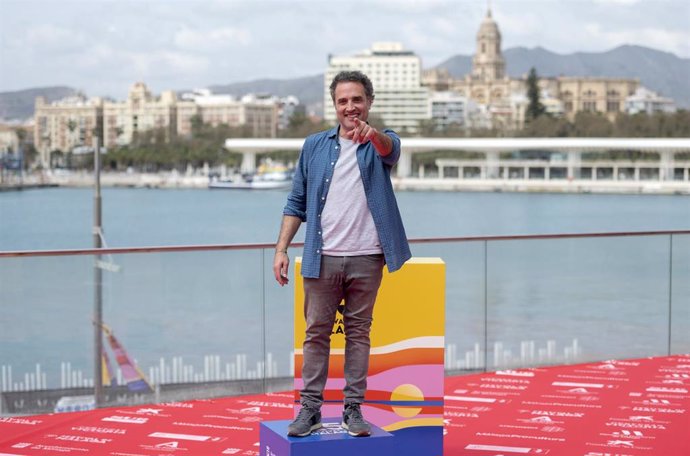 El actor y director, Daniel Guzmán, posa en el photocall de la película Canallas a 19 de marzo de 2022, en Málaga, Andalucía (España). 