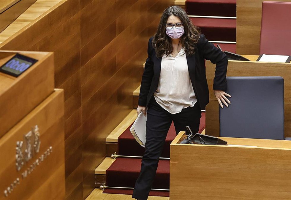 Archivo - La vicepresidenta y consellera de Igualdad y Políticas Inclusivas, Mónica Oltra, en una sesión de la Diputación Permanente de Les Corts