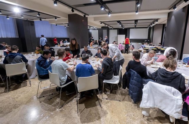 Niños refugiados ucranianos en un comedor en un hotel en Madrid