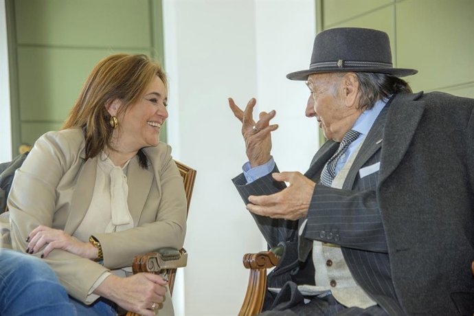 La alcaldesa de Torremolinos, Margarita del Cid, junto a Carrete de Málaga