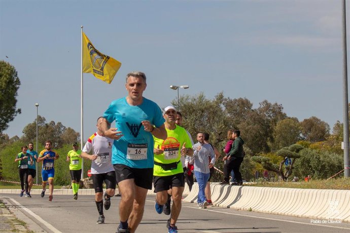 Archivo - Imagen de archivo de una de las carreras populares organizadas por la Olavide.