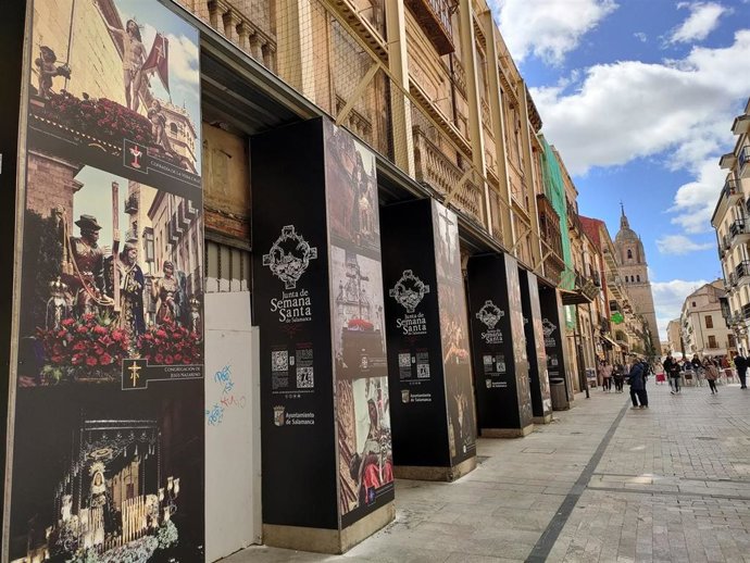 Mágenes de la Semana Santa sobre un edificio en desuso de la Rúa Mayor de Salamanca.