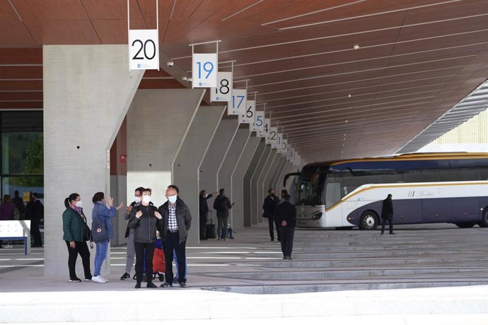 Archivo - Varias personas esperan autobuses desde una de las dársenas de la nueva estación de autobuses de Santiago de Compostela, a 22 de abril de 2021, en Santiago de Compostela, Galicia (España). Este sábado comienza a funcionar la nueva estación de 