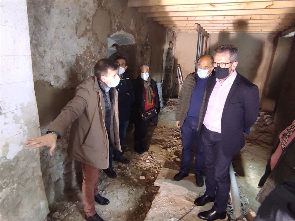 Visita de la Junta y el Ayuntamiento al futuro Museo del Legado del Agua de Huétor Tájar