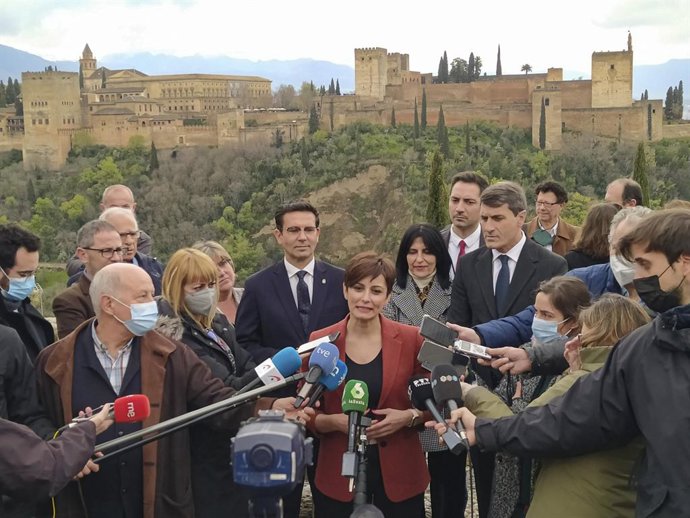 La portavoz del Gobierno y ministra de Política Territorial, Isabel Rodríguez, atiende a los medios en Granada.