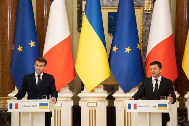 Archivo - Los presidentes de Francia y Ucrania, Emmanuel Macron y Volodimir Zelenski, respectivamente. 