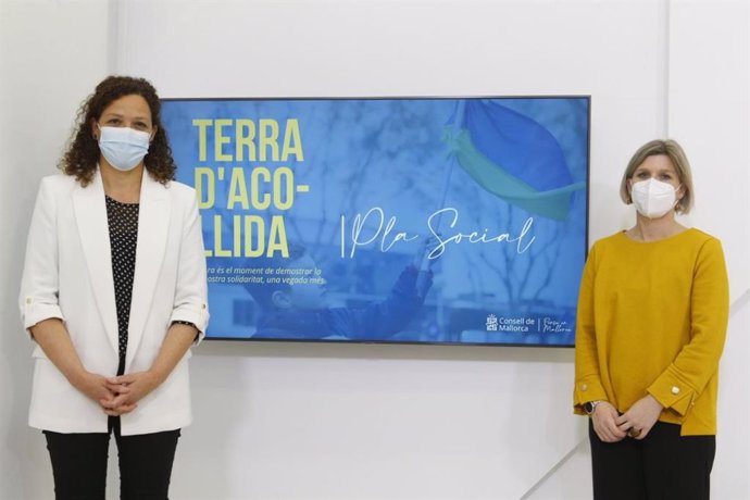 La presidenta del Consell de Mallorca, Catalina Cladera, y la consellera insular de Derechos Sociales, Sofia Alonso.