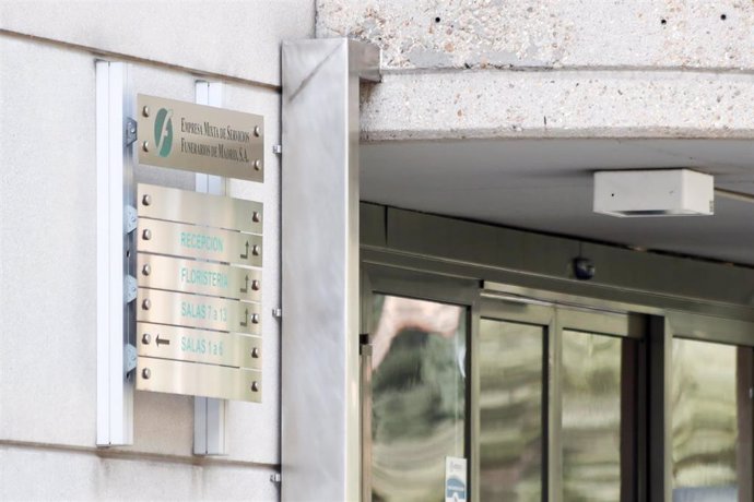 Archivo - Detalle de la puerta principal de los Servicios Funerarios de Madrid 