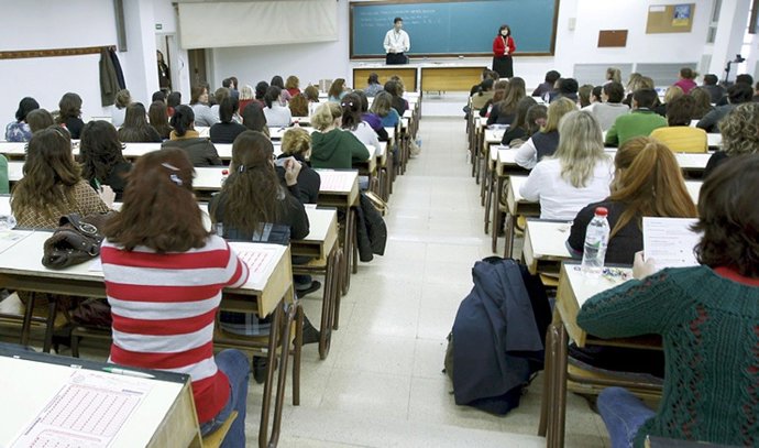 Archivo - Las pruebas de Bachiller para mayores de 20 años, en una imagen de archivo