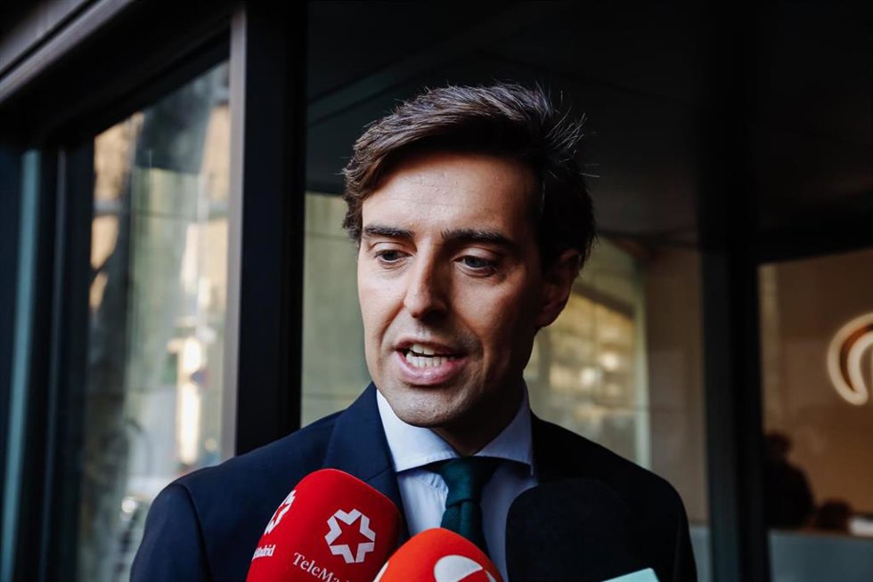 Archivo - El vicesecretario de Comunicación del PP, Pablo Montesinos, responde a los medios a su llegada a la sede de Génova para participar en el Comité de Dirección de la formación, a 21 de febrero de 2022, en Madrid (España).
