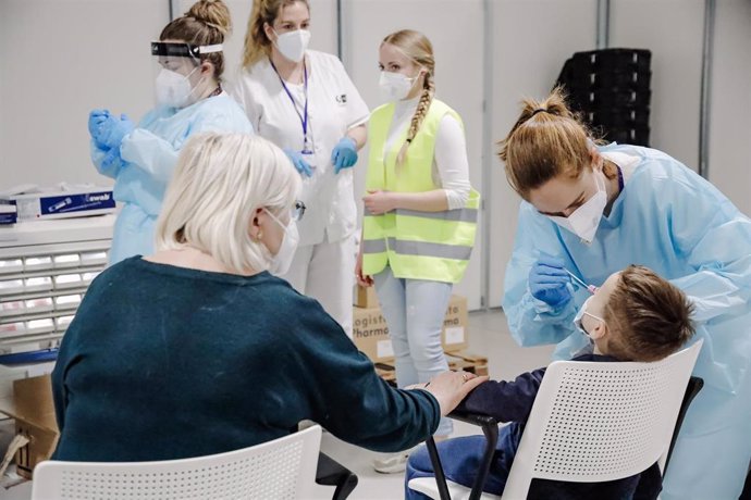 Una enfermera realiza una PCR a un niño refugiado ucraniano, que ha llegado junto a un familiar en un autobús procedente de Polonia al Hospital de Emergencias Enfermera Isabel Zendal, a 11 de marzo de 2022, en Madrid (España).