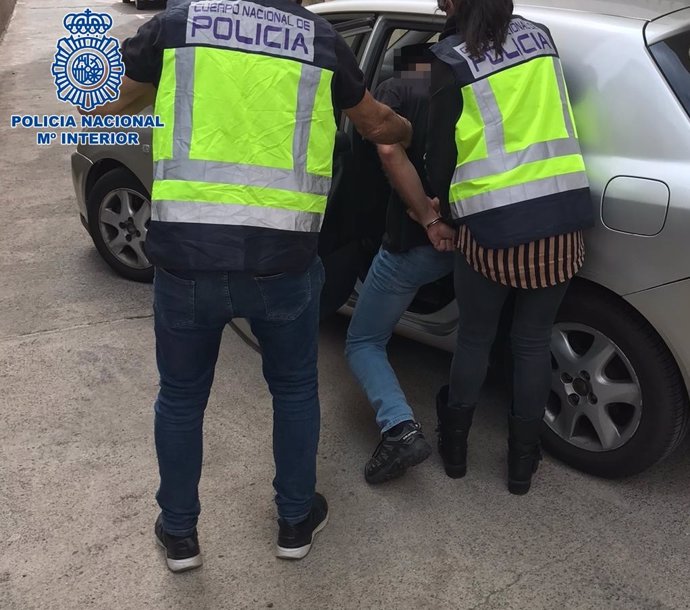 Agentes de la Policía Nacional proceden a una detención