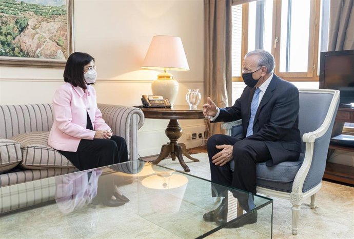 La ministra de Sanidad, Carolina Darias, y el presidente de la Fundación 'la Caixa', Isidro Fainé