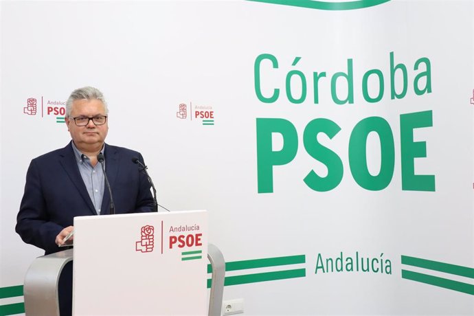 El coordinador del Área Institucional del PSOE de Córdoba, Esteban Morales, en la sede de su partido.