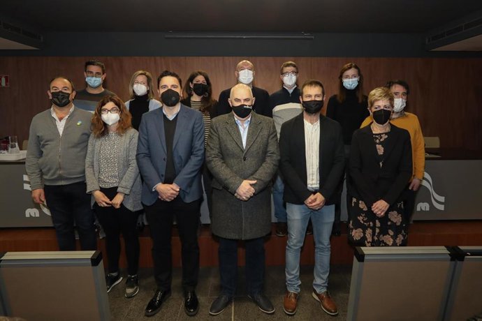 El consejero Aierdi (centro) con los alcaldes de los ocho ayuntamientos firmantes del convenio y representantes de Nasuvinsa