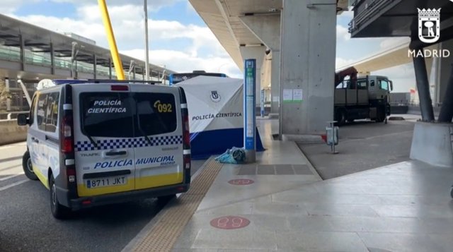 Archivo - Muere un niño de 3 años atropellado por un autobús de la EMT en la T4 de Barajas