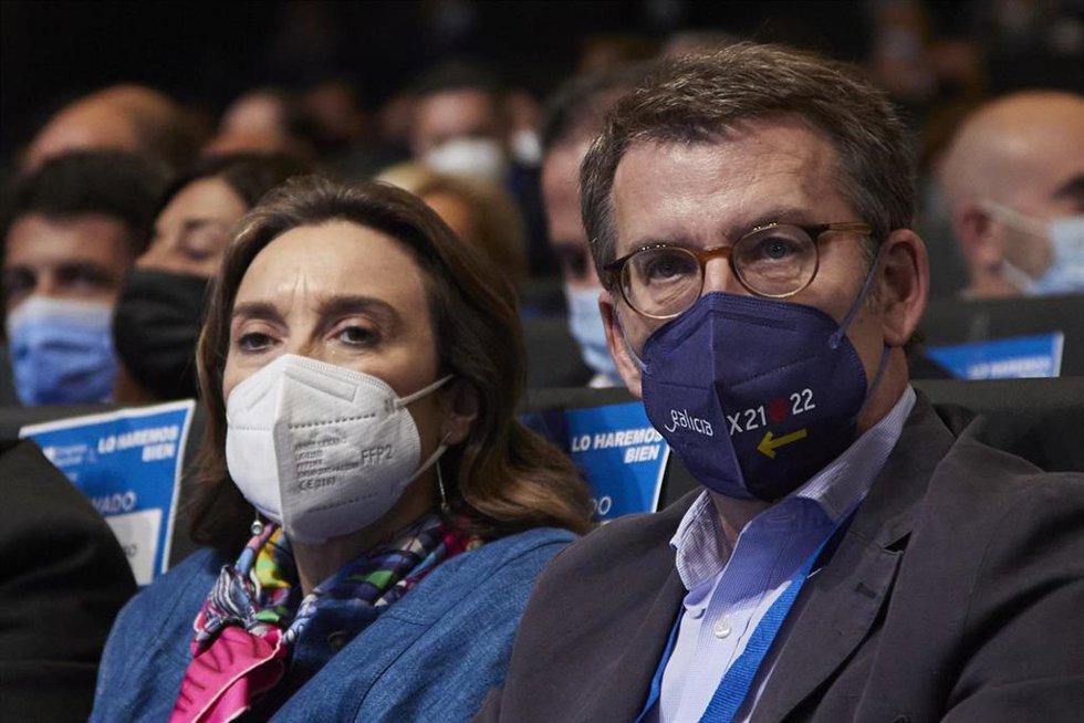 El presidente de la Xunta de Galicia y candidato a la presidencia del PP,  Alberto Núñez Feijóo, y la portavoz del PP en el Congreso de los Diputados y futura secretaria general del partido, Cuca Gamarra, en el Palacio de Congresos y Exposiciones de Sev