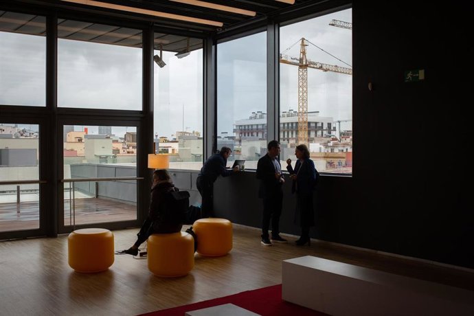 Ambiente el día de la inauguración de la segunda edición de las jornadas React, en el Disseny Hub Barcelona, a 30 de marzo de 2022, en Barcelona, Cataluña (España). 