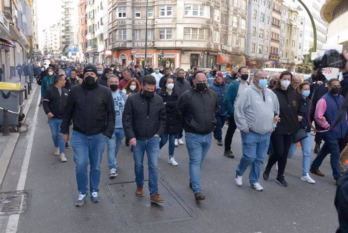 Manifestantes participan en una marcha tras la muerte de un trabajador en la refinería de Repsol en A Coruña