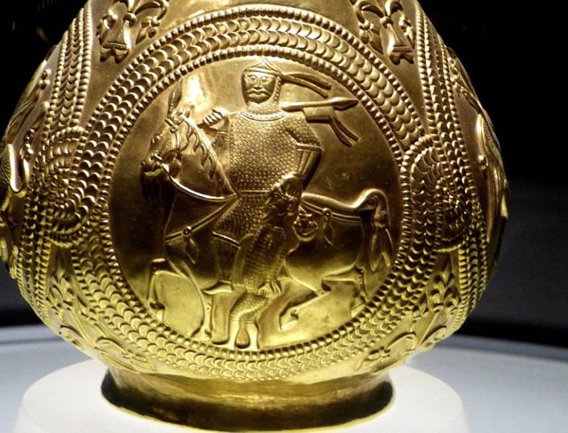 Una jarra dorada del Tesoro de Nagyszentmiklós que representa a un guerrero, posiblemente ávaro, con su cautivo.