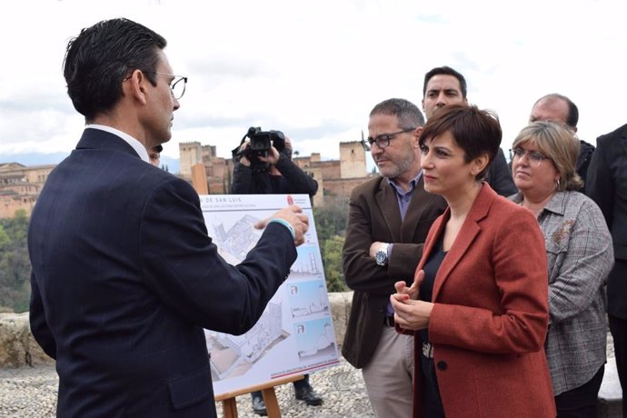 La ministra de Política Territorial y portavoz del Gobierno, Isabel Rodríguez, y el alcalde de Granada, Francisco Cuenca.