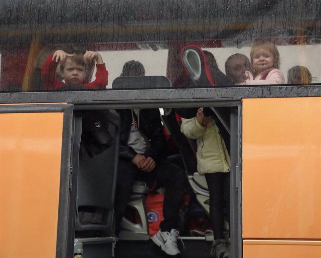 Varios niños, a bordo de un autobúsde la ONG Remar y Mensajeros de la Paz a su llegada a Madrid tras escapar de Ucrania.