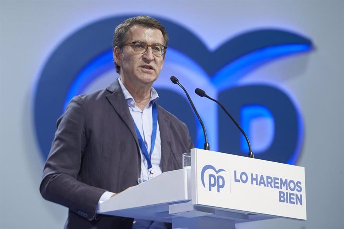 El presidente de la Xunta de Galicia y candidato a la presidencia del PP,  Alberto Núñez Feijóo, en el Palacio de Congresos y Exposiciones de Sevilla (FIBES).