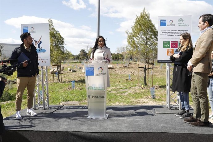 La vicealcaldesa de Madrid, Begoña Villacís, en la parcela del Bosque Metropolitano.