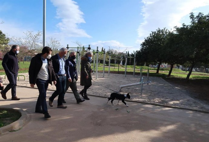El conseller insular Jaume Alzamora y el alcalde Virgilio Moreno visitan la reforma integral del Parque Europa de Inca.