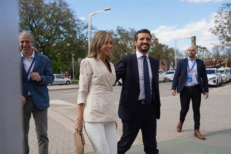 El presidente saliente, Pablo Casado, con su mujer a la llegada a el Palacio de Congresos y Exposiciones de Sevilla (FIBES) XX en el congreso extraordinario del PP, a 1 de abril de 2022, en Sevilla, Andalucía (España). El Partido Popular encumbrará en e