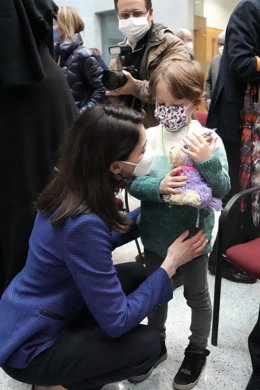 La ministra de Justicia, Pilar Llop, junto al nieto del expresidente del TSJPV Juan Luis Ibarra, durante la entrega de la medalla de la Orden de San Raimundo de Peñafort a éste, en el Palacio de Justicia de Bilbao, a 1 de abril de 2022, en Bilbao