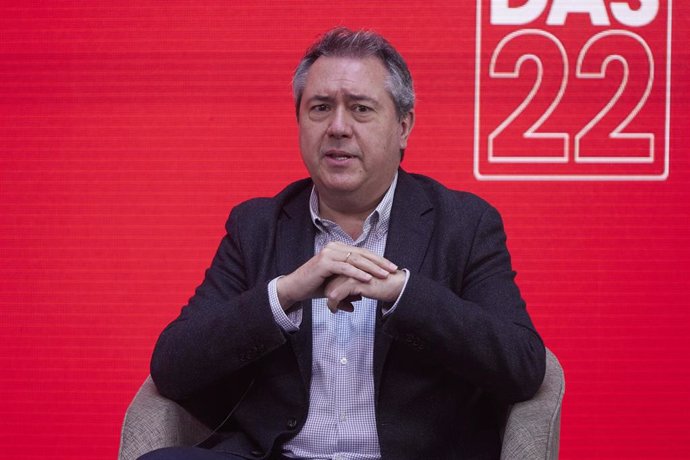 El Senador, Juan Espadas, durante el encuentro en la Sede del PSOE-A, a 17 de marzo de 2022 en Sevilla (Andalucía, España)