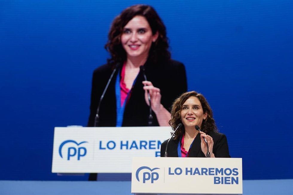 La presidenta de la comunidad de Madrid, Isabel Díaz Ayuso, durante su intervención  en el Palacio de Congresos de Sevilla (FIBES) para participar en el XX Congreso extraordinario del PP, a 1 de abril de 2022, en Sevilla, Andalucía (España). 