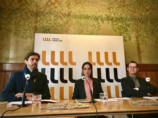 La artista mallorquina Lara Fluxà, creadora de 'Llim', junto al comisario del proyecto, Oriol Fontdevila, y el director del Institut Ramon Llull, Pere Almeda