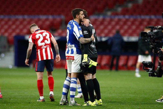 Archivo - Jan Oblak abraza a Joselu al término del Atlético de Madrid-Deportivo Alavés de LaLiga Santander 2021-2022